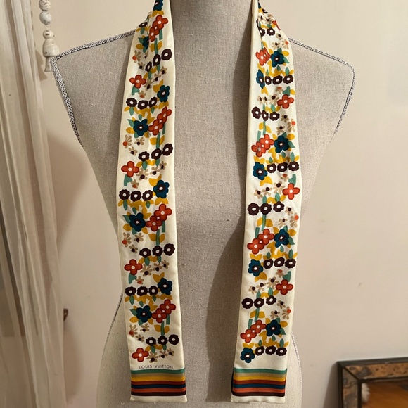 Louis Vuitton Silk Twilly Bandeau Scarf with Flower Design - Picture 3 of 6